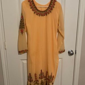 Pakistani traditional 3 piece suit. Size M/L